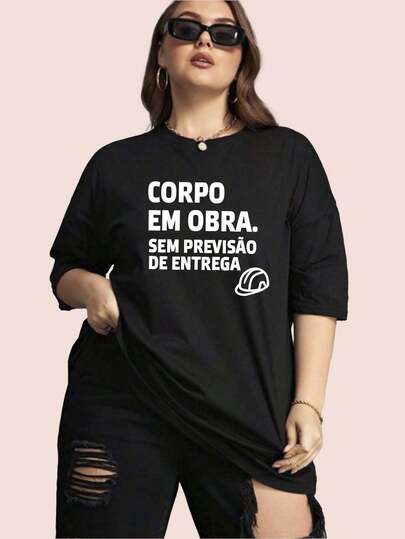 Camiseta longa feminina plus size de malha preta com meia manga e gola redonda