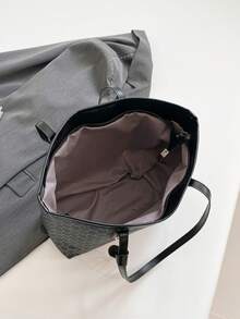 Light Luxury Fashion Print Design Letter Pattern Decorative Lady Tote Bag, Suitable For Commuting And Going To School. It Has A Large Capacity, Is Portable, And Features A Classic Casual And Business Casual Style. Perfect For Teenagers, College Students, And White-Collar Workers, It Is Ideal For Work, High School, University, And Holidays. It Is A Fashionable Zipper Tote Bag.