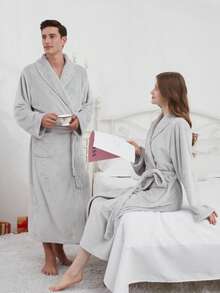 一件法兰绒男女通用休闲宽松柔软睡袍，带口袋，适合春、秋、冬季穿着，蓬松舒适。