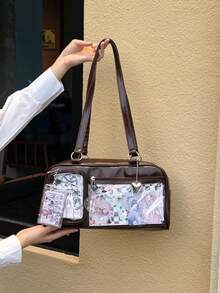 Sac à bandoulière japonais en PU mode mignon style collège grande capacité, support idole, badge transparent, sac de transport simple pour la rue et les déplacements. Peut contenir des grains, accrocher des porte-clés, ranger des cartes postales. Peut être utilisé pour des expositions de bandes dessinées, des fêtes, offert à des amis. Peut être porté à l'épaule.