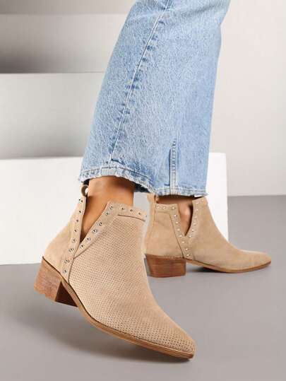 Botines de tacón con diseño calado y remaches decorativos