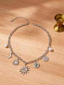 1 Stück Retro Sonne, Mond & Strahlungsspirale Legierung Halskette, eine Damenkette für das Schlüsselbein. Sie schmeichelt den Schlüsselbeinlinien, besteht aus strapazierfähigem und widerstandsfähigem Material und hat ein einzigartiges auffälliges Design. Geeignet für den täglichen Lässig-Stil, Retro-Themen-Partys/-Veranstaltungen, als Geschenk zu Geburtstagen, Valentinstag und Muttertag sowie für Retro-inspirierte Bürooutfits.