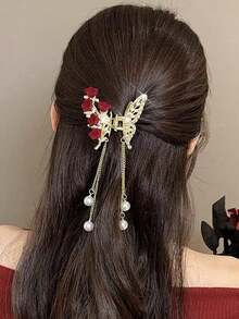 1 pieza Clip de pelo con mariposa, borla larga y perla falsa de estilo de moda, clip de pelo con flor aterciopelada, accesorio de pelo de lujo y elegante con rhinestone, adecuado para uso diario, deportes, vacaciones, viajes, playa, fiestas, regreso a la escuela, graduación, vacaciones, regalo de Navidad. Accesorios de pelo con pinzas de garra de animal, moda de otoño, pinza de pelo de invierno (longitud de borla aleatoria)