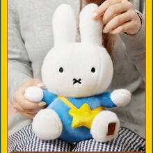 Miniso 米菲 8 号坐姿娃娃，精致的 3D 刺绣图案，8 英寸尺寸易于握持，非常适合舒适的卧室装饰，非常适合 IP 粉丝收藏（1 件） - 彩色 - 查看 6