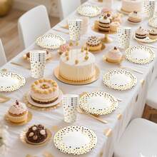 Set de tacâmuri de unică folosință cu paiete albe, format din 50 de piese, potrivit pentru 10 persoane, inclusiv 10 farfurii de hârtie mari și mici, 10 pahare de hârtie și 20 de prosoape de hârtie. Este foarte potrivit pentru tacâmuri de picnic în aer liber, grătar în camping, reuniuni de familie, petreceri de ziua de naștere, Crăciun, Ziua Recunoștinței și alte decorațiuni pentru petreceri de sărbători.