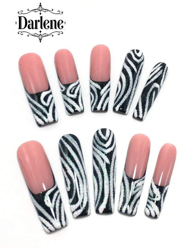 Każdy zestaw składa się z 10 ręcznie wykonanych akrylowych elementów zbroi w stylu trumny Y2K, zaprojektowanych we francuskim stylu z kryształkami, pentagramami, kroplami wody i brokatowymi ozdobami. Dostępne w wielu odcieniach, także w odcieniach nude. 3 rozmiary pasują na imprezy, tańce i do noszenia na co dzień. W zestawie znajduje się zestaw do zdobienia paznokci, dzięki czemu zestaw idealnie nadaje się na prezent w postaci nakładanych paznokci dla kobiet i dziewcząt.