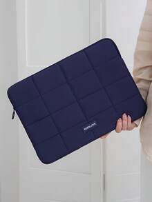 这款可爱的绗缝笔记本电脑包采用拉链设计，柔软轻便，防震防摔，是保护笔记本电脑的理想之选。它拥有简约的韩式纯色格子图案，并有蓝色、粉色、白色和藏蓝色可选。此外，它还可以用作便携式平板电脑收纳包，适合女孩、女性、学生和上班族使用。 - 彩色 - 查看 7