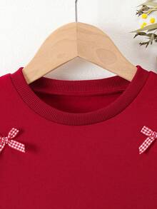 少女情人节秋季穿搭，蝴蝶结装饰圆领长袖上衣搭配格子百褶裙