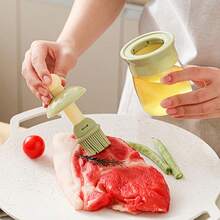 1 Stück Ölpinsel mit integrierter Flasche - auslaufsicherer Silikon-Bräter-Pinsel, großer Öl-Spender für Grillen, Backen & Camping - robustes Kunststoff-Küchengerät für Steak, Eier und Outdoor-Kochen, BBQ-Zubehör