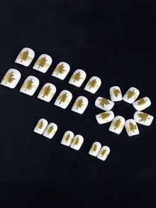 24 piezas de uñas cortas de forma cuadrada, con una base blanca y un diseño de lentejuelas doradas con hojas de arce en la temporada de otoño. Este es un arte de uñas ultra brillante que mejora la atmósfera. Es un set de arte de uñas adecuado para citas de mujeres, uso diario, reuniones y trabajo. ¡Puede realzar tu encanto!