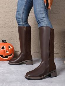 Botas Altas Femininas Novas de Outono/Inverno em Camurça + Couro Recortado, Sola de Borracha para Antiderrapagem e Durabilidade, Salto Grosso para Estabilidade e Visual Elegante, Zíper Lateral para Fácil Calce e Descalce, Cano Longo Que Valoriza a Linha da Perna, Forro Térmico para Aquecimento e Conforto, Design Minimalista Clássico para Uso Versátil, Botas Altas Essenciais e da Moda para o Guarda-Roupa de Outono/Inverno.