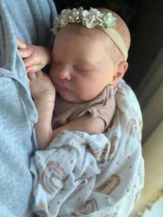 逼真的 50 厘米 20 英寸柔软乙烯基四肢和布质身体重生睡着婴儿娃娃，手绘 3D 皮肤和血管静脉可爱儿童睡前玩具（部分零件随机，包括奶嘴、奶瓶、发饰和衣服套装）