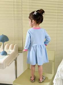 Vestido para niña pequeña de 2 y 3 años (talla extra 3X) con variante en rosa y en azul confeccionado en tejido de punto con manga larga y aplicación de arcoiris con glitter y lentejuela - Azul - Ver 2