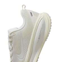 女鞋跑步鞋W NIKE VOMERO 18舒適輕便透氣運動鞋日常訓練跑休閒鞋 HM6804-110 - 帆白/山峰白/椰奶色/白 - 查看 7