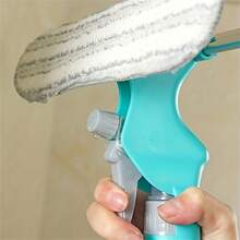 Herramienta de limpieza de vidrio 4 en 1, limpiador multiusos con raspador y cepillo - Raspa, limpia y rocía fácilmente - Herramienta de limpieza multiusos para baños, espejos, ventanas, azulejos - Mango ergonómico, sin necesidad de baterías, imprescindible para el hogar y la oficina, herramienta de limpieza de baño