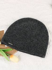 1 件时尚金属标志简约休闲轻便保暖便帽，男女通用街头骑行秋冬护耳弹力针织帽