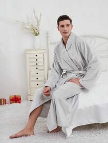 一件法兰绒男女通用休闲宽松柔软睡袍，带口袋，适合春、秋、冬季穿着，蓬松舒适。