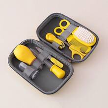 婴儿护发套装：软毛发刷、按摩梳、药物管理安全滴管。