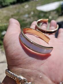 18 Karat vergoldetes vintage offenes Armband, mit delikatem französischem Emaille-Buchstabendesign, hochwertiger Schmuck für Frauen