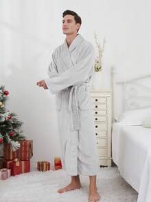 一件法兰绒男女通用休闲宽松柔软睡袍，带口袋，适合春、秋、冬季穿着，蓬松舒适。