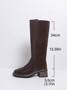 Botas Altas Femininas Novas de Outono/Inverno em Camurça + Couro Recortado, Sola de Borracha para Antiderrapagem e Durabilidade, Salto Grosso para Estabilidade e Visual Elegante, Zíper Lateral para Fácil Calce e Descalce, Cano Longo Que Valoriza a Linha da Perna, Forro Térmico para Aquecimento e Conforto, Design Minimalista Clássico para Uso Versátil, Botas Altas Essenciais e da Moda para o Guarda-Roupa de Outono/Inverno.