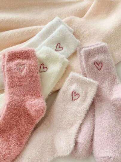 4 Paar herzförmige Muster flauschige Damen Crew Socken, Herz Thermosocken, super dick, weich & bequem, geeignet für Herbst/Winter, ideale Geschenke für Valentinstag & Weihnachten