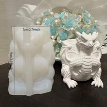 Moule de bougie en silicone avec relief de dragon maléfique de conte de fées pour pots de fleurs en plâtre et béton. Moule de bougie cylindrique en silicone avec relief de dragon ailé. Moule de moulage en résine 3D de dragon dinosaure majestueux, convient pour la fabrication de bougies, de pots à succulentes et de projets en argile et résine. Moule réutilisable, facile à démouler, convient pour les décorations de fêtes et de la maison.
