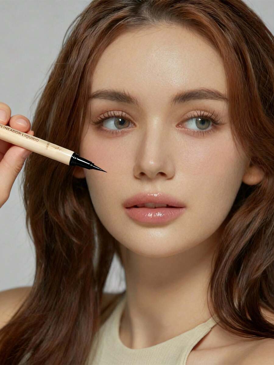 SANIYE Delineador de ojos líquido, resistente al agua y de larga duración, con un acabado mate negro intenso. Alta pigmentación, secado rápido y punta ultra fina con pincel suave para una aplicación fácil y precisa. Ideal para maquillaje de Navidad, Día de muertos y para las citas. - M621 - Ver 1