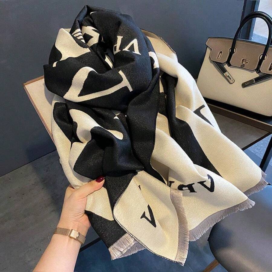 Nuevo 2025 Bufanda de mujer con estampado en blanco y negro, chal de invierno grande y cálido, envoltura suave como cachemira, accesorio monocromo para uso diario, ideal para la oficina y atuendos casuales, bufanda con estampado de letra inspirado en la marca, regalo perfecto para ella, elegante bufanda para otoño e invierno, bufanda de alta calidad con flecos para un estilo versátil