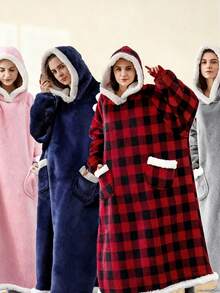 3/1 pieza Manta decorativa acogedora y oversize con mangas - Estilo contemporáneo, lavable a máquina, sudadera con capucha de felpa para hombres y mujeres, cómoda franela, imprescindible para Navidad, camisón, cálida y a prueba del frío, diseño cálido de franela, un conjunto cálido imprescindible para el otoño, perfecto para fiestas de decoración del hogar y regalos de Navidad. Decoración navideña, Navidad, Decoraciones navideñas para el hogar