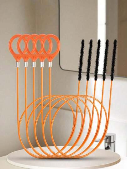 Conjunto de ferramentas para limpeza de ralos com 1 a 5 peças. Pode ser usado para desentupir cabelos no banheiro, pias na cozinha, ralos de vaso sanitário e limpar os orifícios de drenagem de tetos solares e portas de carros. Possui uma escova de limpeza na parte superior.