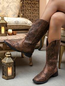 2025秋冬经典复古女式激光切割刺绣中筒靴，时尚方头粗跟高筒靴，舒适内衬，棕色西部靴，适合搭配紧身裤、修身裤、裙子，是万圣节、圣诞节、新年、感恩节的理想之选。 - 棕色 - 查看 11