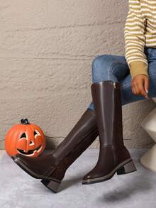 Botas Altas Femininas Novas de Outono/Inverno em Camurça + Couro Recortado, Sola de Borracha para Antiderrapagem e Durabilidade, Salto Grosso para Estabilidade e Visual Elegante, Zíper Lateral para Fácil Calce e Descalce, Cano Longo Que Valoriza a Linha da Perna, Forro Térmico para Aquecimento e Conforto, Design Minimalista Clássico para Uso Versátil, Botas Altas Essenciais e da Moda para o Guarda-Roupa de Outono/Inverno.