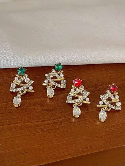 1 对独特的圣诞树水钻耳环，精致百搭，充满节日气氛，是送给朋友的最佳礼物