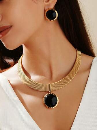 Set de 2 piezas de collar y aretes elegantes y retro para mujer, collar con colgante redondo de acrílico negro martillado geométrico y aretes a juego, adecuado para uso diario y fiestas
