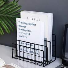 Estante de Livros de Metal de Estilo Nórdico Moderno de Três Camadas, Estante de Livros de Metal Preta, Prateleira de Armazenamento Retangular, Estante de Armazenamento de Revistas, Estante de Livros de Ferro para Mesa, Armazenamento de Livros, Correspondência e Arquivos - Economiza Espaço, Estrutura de Metal Durável, Design Minimalista, Design da Moda, Estrutura Forte, Espaço de Grande Capacidade, Decoração de Estante de Livros