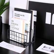 Estante de Livros de Metal de Estilo Nórdico Moderno de Três Camadas, Estante de Livros de Metal Preta, Prateleira de Armazenamento Retangular, Estante de Armazenamento de Revistas, Estante de Livros de Ferro para Mesa, Armazenamento de Livros, Correspondência e Arquivos - Economiza Espaço, Estrutura de Metal Durável, Design Minimalista, Design da Moda, Estrutura Forte, Espaço de Grande Capacidade, Decoração de Estante de Livros