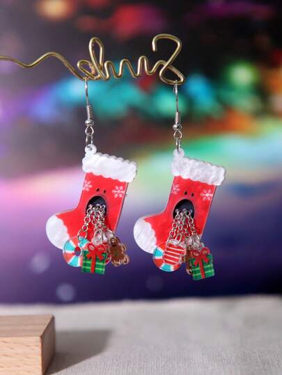 Orecchini natalizi fatti a mano | Orecchini pendenti in acrilico a forma di calza di Natale (con ciondoli a forma di omino di pan di zenzero, regali, ecc.) Gioielli di stile natalizio carini per accessori da festa di Natale per le donne Gioielli natalizi fatti a mano con omini di pan di zenzero e regali Orecchini natalizi unici a forma di calza di Natale