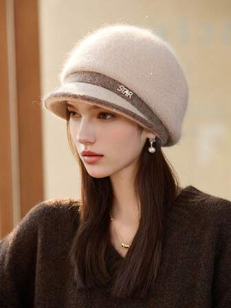 1 件女士优雅贝雷帽，采用柔软亲肤材质制成，佩戴舒适保暖。采用柔和的配色方案，点缀撞色装饰带和“STAR”字母，设计简约却不失精致。经典贝雷帽廓形修饰头型和脸型，可搭配毛衣，营造温柔气质；也可搭配外套，打造优雅造型，为冬季日常装扮增添一抹精致气息。