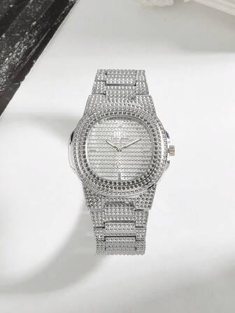 La versión recién actualizada es actualmente de la talla grande alta calidad, sin aumento de precio por las actualizaciones. Cuenta con una esfera cuadrada con diamantes, un diseño de cielo estrellado, una medición estable y es adecuado para ocasiones importantes cuando se combina con un reloj de cuarzo.