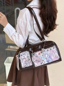 Sac à bandoulière japonais en PU mode mignon style collège grande capacité, support idole, badge transparent, sac de transport simple pour la rue et les déplacements. Peut contenir des grains, accrocher des porte-clés, ranger des cartes postales. Peut être utilisé pour des expositions de bandes dessinées, des fêtes, offert à des amis. Peut être porté à l'épaule.