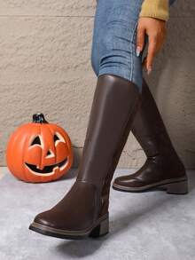 Botas Altas Femininas Novas de Outono/Inverno em Camurça + Couro Recortado, Sola de Borracha para Antiderrapagem e Durabilidade, Salto Grosso para Estabilidade e Visual Elegante, Zíper Lateral para Fácil Calce e Descalce, Cano Longo Que Valoriza a Linha da Perna, Forro Térmico para Aquecimento e Conforto, Design Minimalista Clássico para Uso Versátil, Botas Altas Essenciais e da Moda para o Guarda-Roupa de Outono/Inverno.