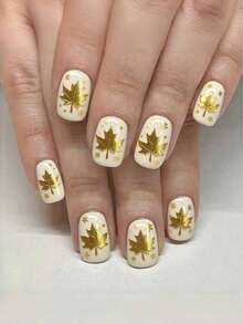 24 piezas de uñas cortas de forma cuadrada, con una base blanca y un diseño de lentejuelas doradas con hojas de arce en la temporada de otoño. Este es un arte de uñas ultra brillante que mejora la atmósfera. Es un set de arte de uñas adecuado para citas de mujeres, uso diario, reuniones y trabajo. ¡Puede realzar tu encanto!
