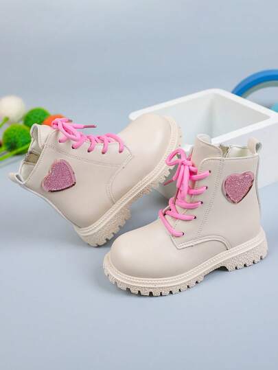 1 par de botas femininas de PU bege com estampa de coração e glitter rosa, zíper lateral plano, cor sólida, zíper lateral clássico, bico redondo, sola grossa confortável, adequadas para meninas de 2 a 15 anos, alunos do ensino fundamental e médio, botas da moda para ambientes internos/externos, festivais, festas, outono/inverno