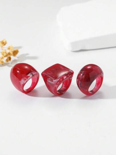 3 chiếc nhẫn đeo đốt ngón tay bằng nhựa màu đỏ đậm tối giản.