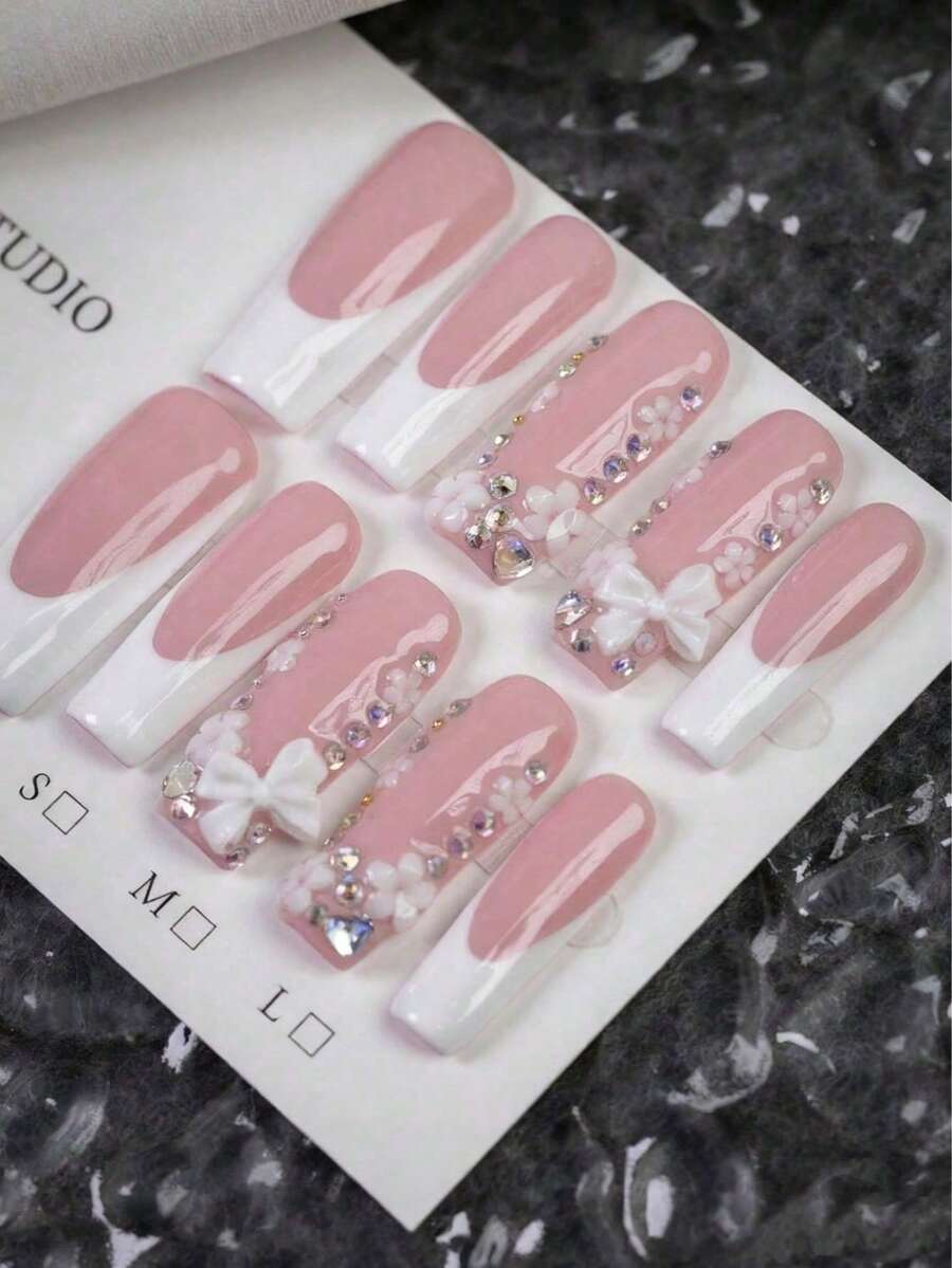 10 Stücke Y2K rosa und weiße quadratische Französisch Nagelsticker, wiederverwendbare reine handgefertigte Fake Nägel, Schleifen Design, Strass Dekoration, kleine weiße Blumen Verzierung, ein Muss-haben Nail Art für den Sommer, geeignet für Alltag, Party und Feiertagsoutfits, das perfekte Geschenk für Damen und Mädchen (zufällige Verpackungskarte)