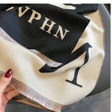 Nuevo 2025 Bufanda de mujer con estampado en blanco y negro, chal de invierno grande y cálido, envoltura suave como cachemira, accesorio monocromo para uso diario, ideal para la oficina y atuendos casuales, bufanda con estampado de letra inspirado en la marca, regalo perfecto para ella, elegante bufanda para otoño e invierno, bufanda de alta calidad con flecos para un estilo versátil