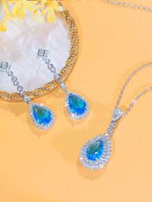 طقم مجوهرات من قلادة وأقراط معلقة مرصعة بحجر المكعب بشكل قطرات ماء لامعة باللون الأزرق الفاتح، هدايا لحفلات الخطوبة والمناسبات للنساء