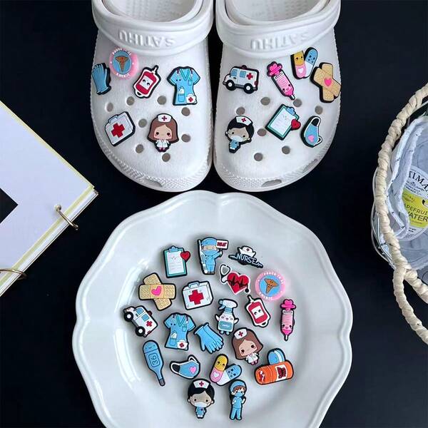 20 pezzi Set di ciondoli a tema medico carini con fori - Ambulanza, Infermiera e Pillola, Accessori per Zoccoli Forati