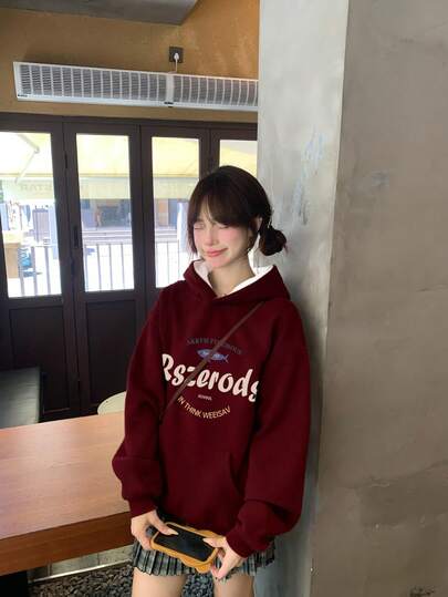 女士酒红色印花卫衣，宽松韩版型，秋冬季百搭独特上衣